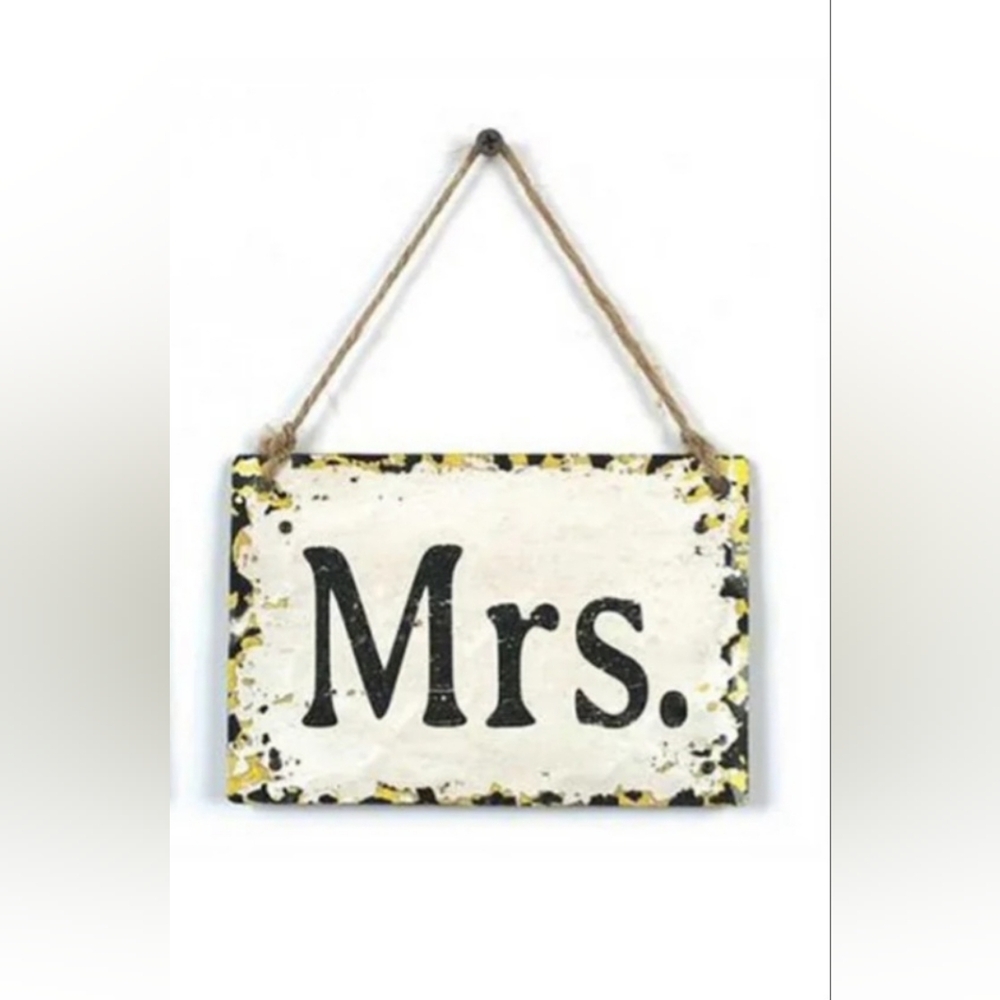 Creative Co-Op Metal Mrs. Signs